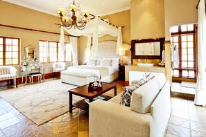 Chambre Luxe | Minibar, coffres-forts dans les chambres, bureau, rideaux occultants