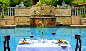 2 outdoor pools, pool umbrellas, pool loungers - La Villa Vita (Mbombela)