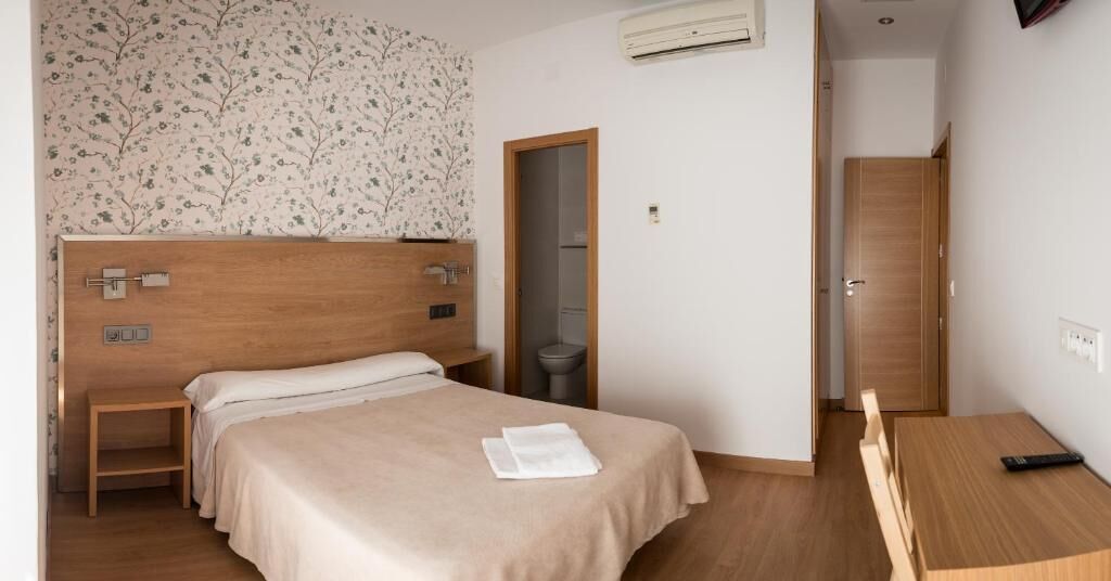 Escritorio, cortinas blackout y tabla de planchar con plancha 