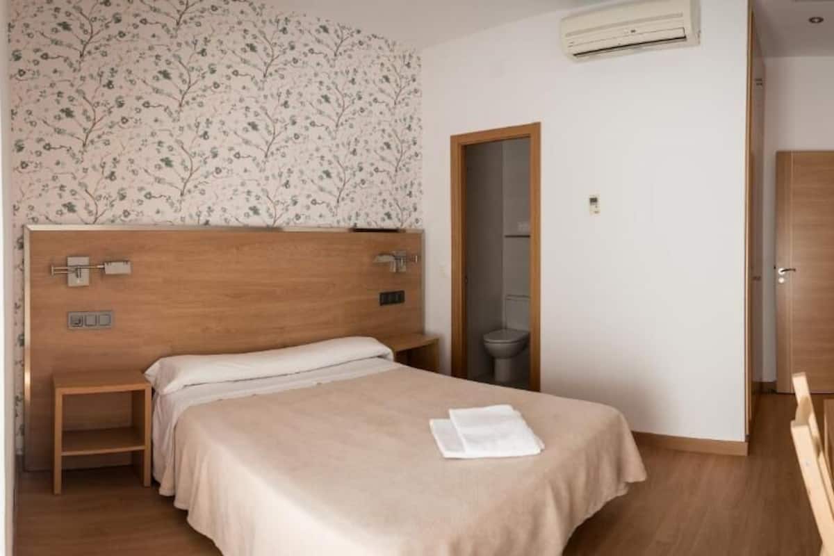 Single Room | Desk, blackout drapes, iron/ironing board (on request), WiFi (free)
