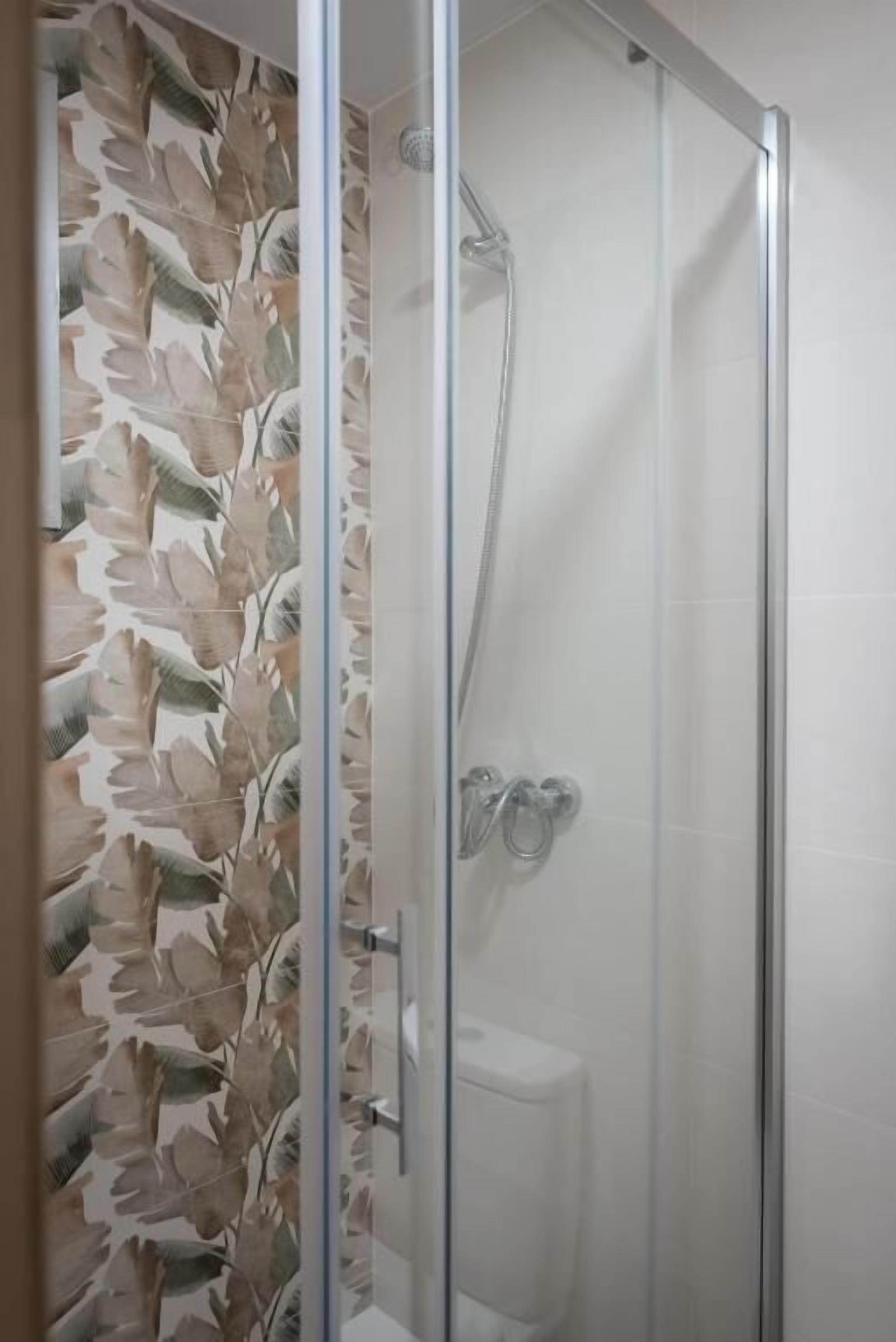 Room with 2 single beds Interior | Bathroom | Combined shower/tub, free toiletries, towels