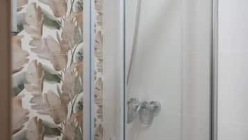 Room with 2 single beds Interior | Bathroom | Combined shower/tub, free toiletries, towels