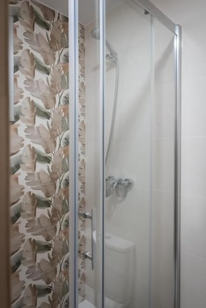 Room with 2 single beds Interior | Bathroom | Combined shower/tub, free toiletries, towels - San Antonio (Madrid)
