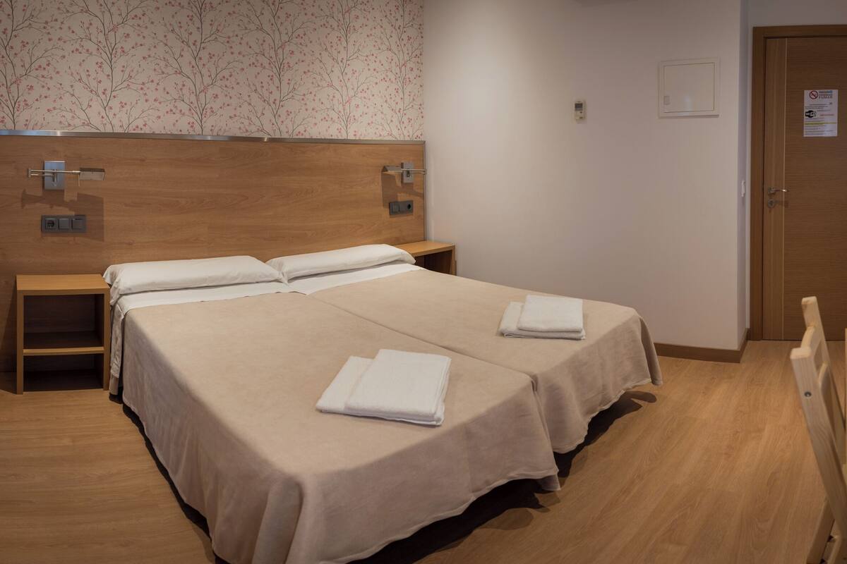Escritorio, cortinas blackout y tabla de planchar con plancha