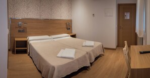 Escritorio, cortinas blackout y tabla de planchar con plancha 