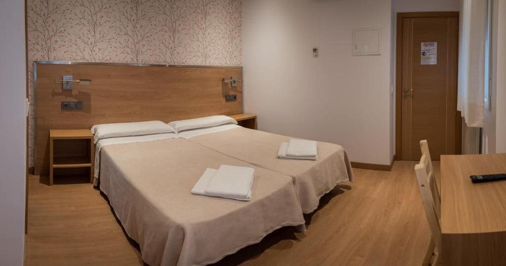 Escritorio, cortinas blackout y tabla de planchar con plancha 