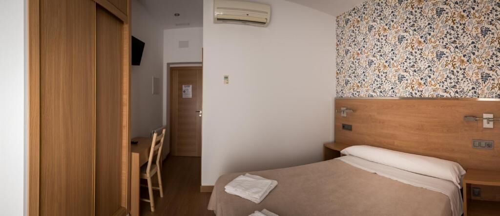 Escritorio, cortinas blackout y tabla de planchar con plancha 