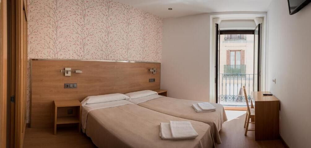 Escritorio, cortinas blackout y tabla de planchar con plancha 