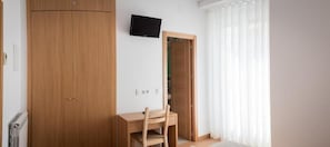 Single Room | Desk, blackout drapes, iron/ironing board (on request), WiFi (free) - San Antonio (Madrid)
