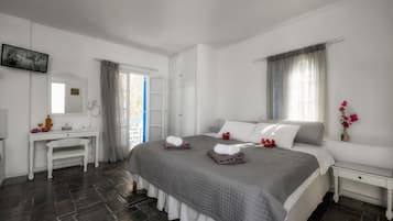 Caja de seguridad en la habitación y tabla de planchar con plancha