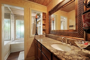 Premium Room, 1 King Bed with Sofa bed, Kitchenette (Milan Suite) | Bathroom | Free toiletries, hair dryer, towels, soap - La Villa Vista (Austin)