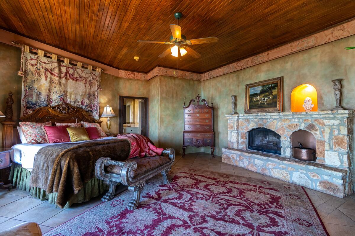 Romantic Suite, 1 King Bed with Sofa bed, Jetted Tub, Lake View (Tuscany) | Room amenity