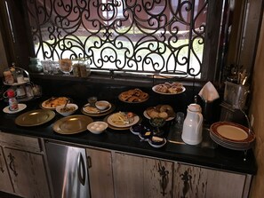 Sudah termasuk sarapan lengkap setiap hari