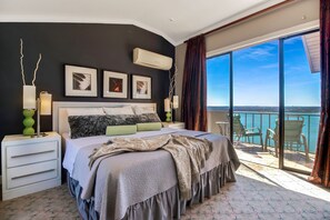 Panoramic Room, 1 King Bed with Sofa bed, Balcony (Penthouse suite) | Premium bedding, pillow-top beds, individually decorated - La Villa Vista (Austin)