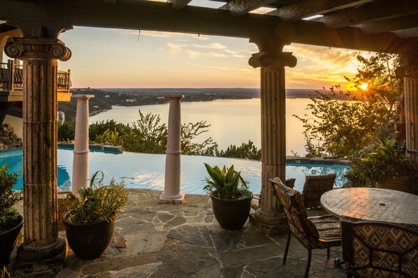 Outdoor pool, pool umbrellas, pool loungers - La Villa Vista (Austin)