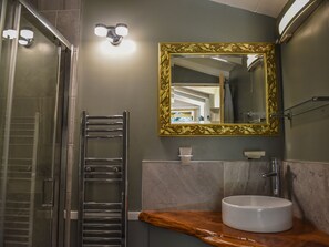 Chalet, Ensuite, Garden View | Bathroom - 24 Ward Avenue (Cowes)