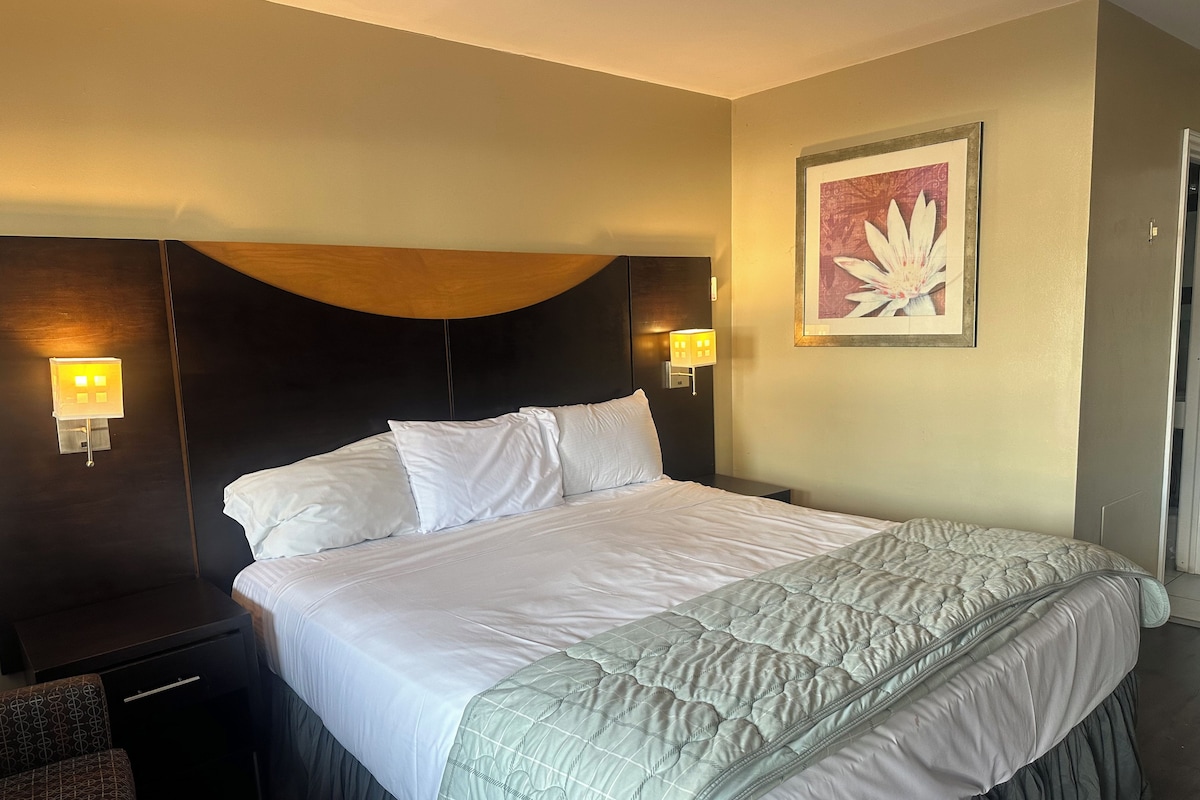 Standard Room, 1 King Bed, Non Smoking | Desk, free WiFi, bed sheets
