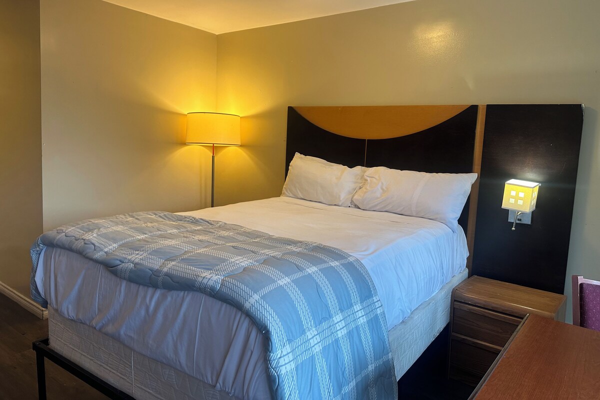 Standard Room, 1 Queen Bed, Non Smoking | Desk, free WiFi, bed sheets
