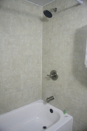 Standard Room, 1 Queen Bed, Non Smoking | Bathroom