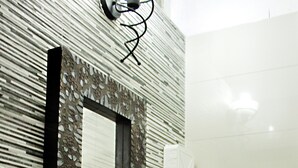 A bathroom with a modern sink, a decorative mirror, and a towel rack. - Hospedaje A Verde (Lima)