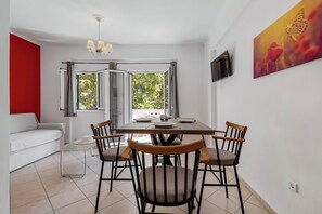 Luxe maisonnette, uitzicht op tuin | Woonruimte | Ledtelevisie