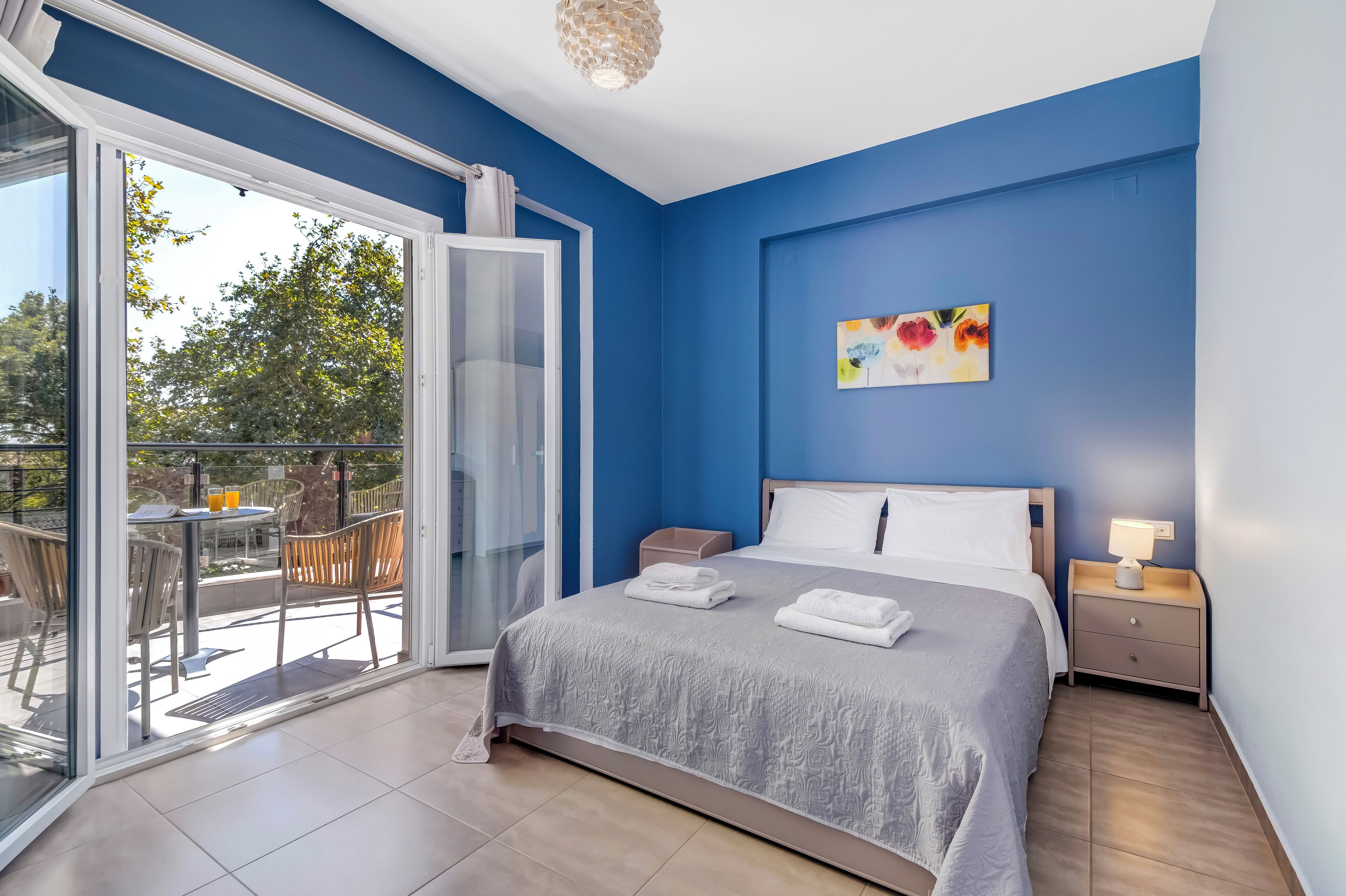 Luksusparitalo, näköala puutarhaan | Ylelliset vuodevaatteet, Select Comfort -patjalliset sängyt