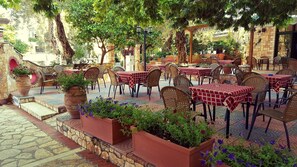朝食、ランチ、ディナーに営業 (ギリシャ料理)