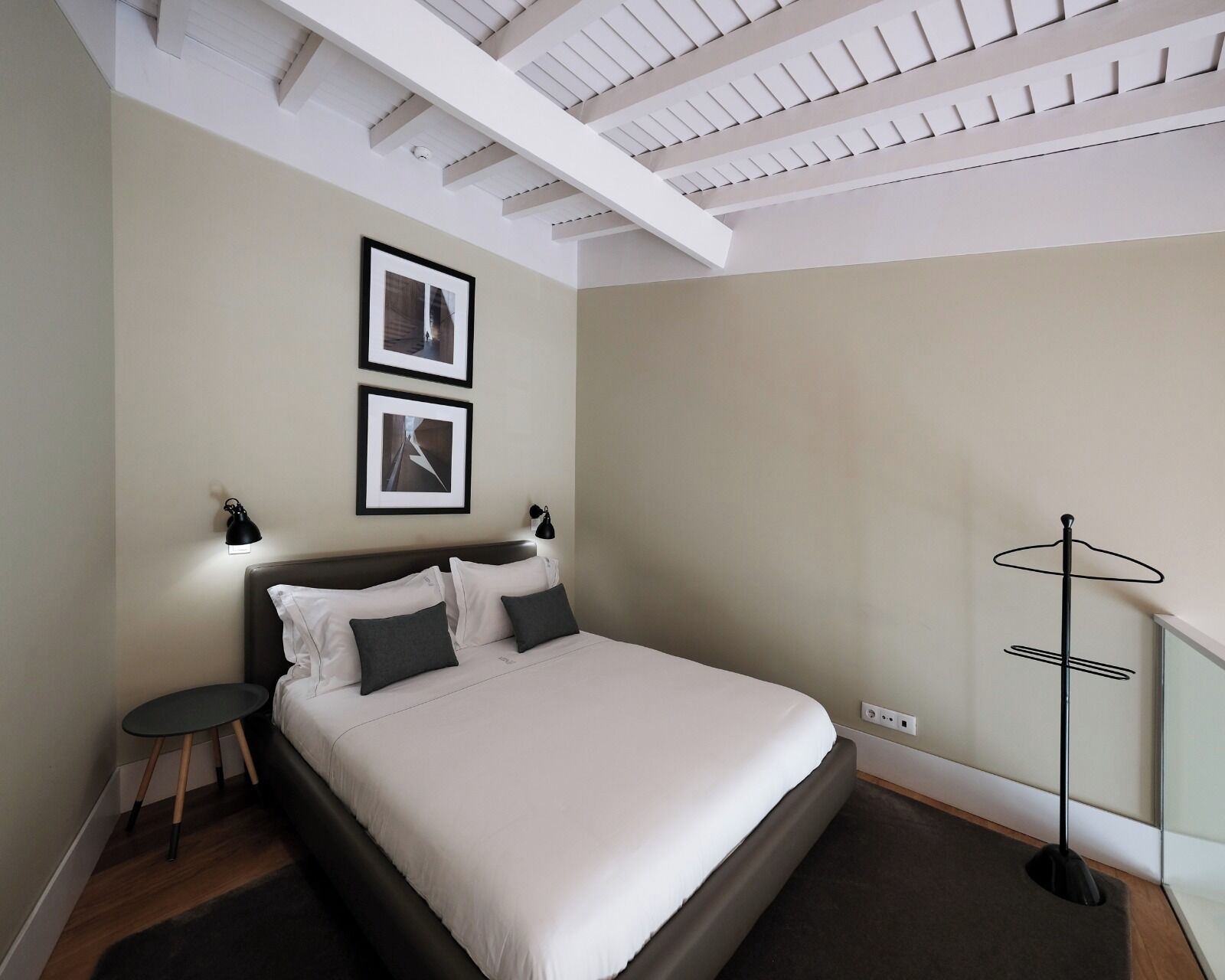 Suite, byutsikt | Safe på rommet, skrivebord, lydisolert og strykejern/-brett