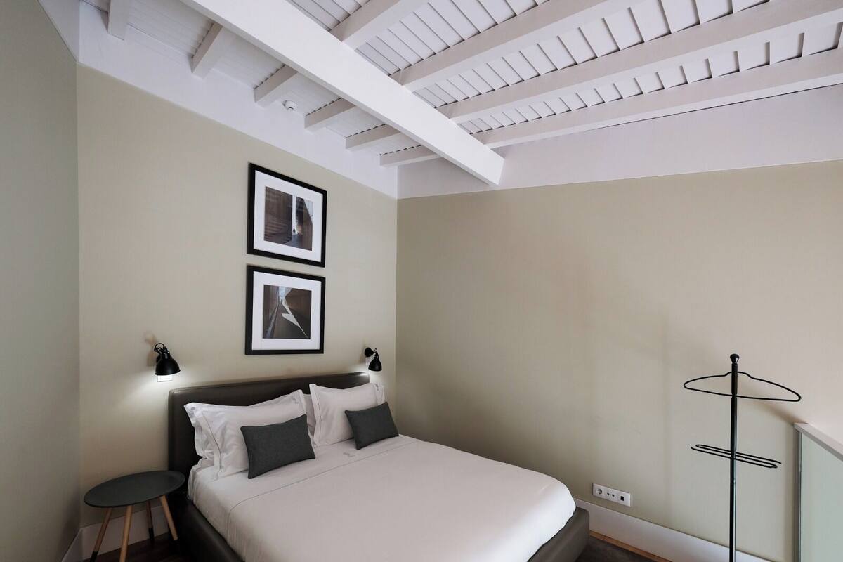 Suite, byutsikt | Safe på rommet, skrivebord, lydisolert og strykejern/-brett