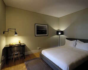 Suite, Garden View | In-room safe, desk, soundproofing, iron/ironing board - Casa do Juncal (Guimarães)