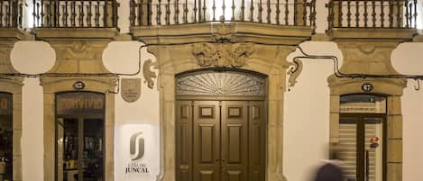 Façade de l’hébergement - soirée/nuit