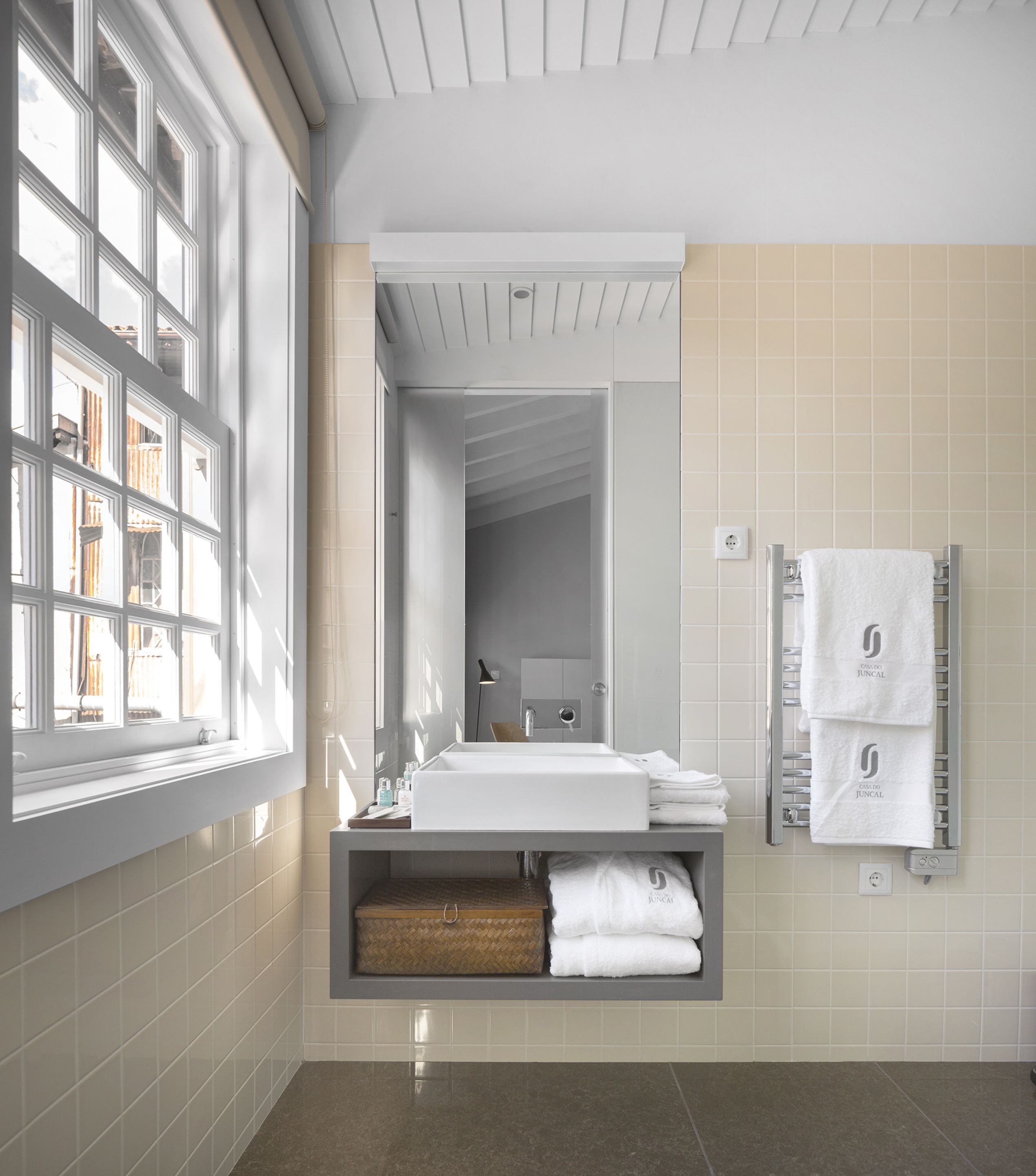 suite, garden view | bathroom | shower, free toiletries, hair dryer, bathrobes