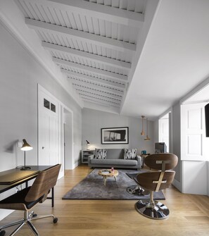 Superior Suite, Garden View | Living area