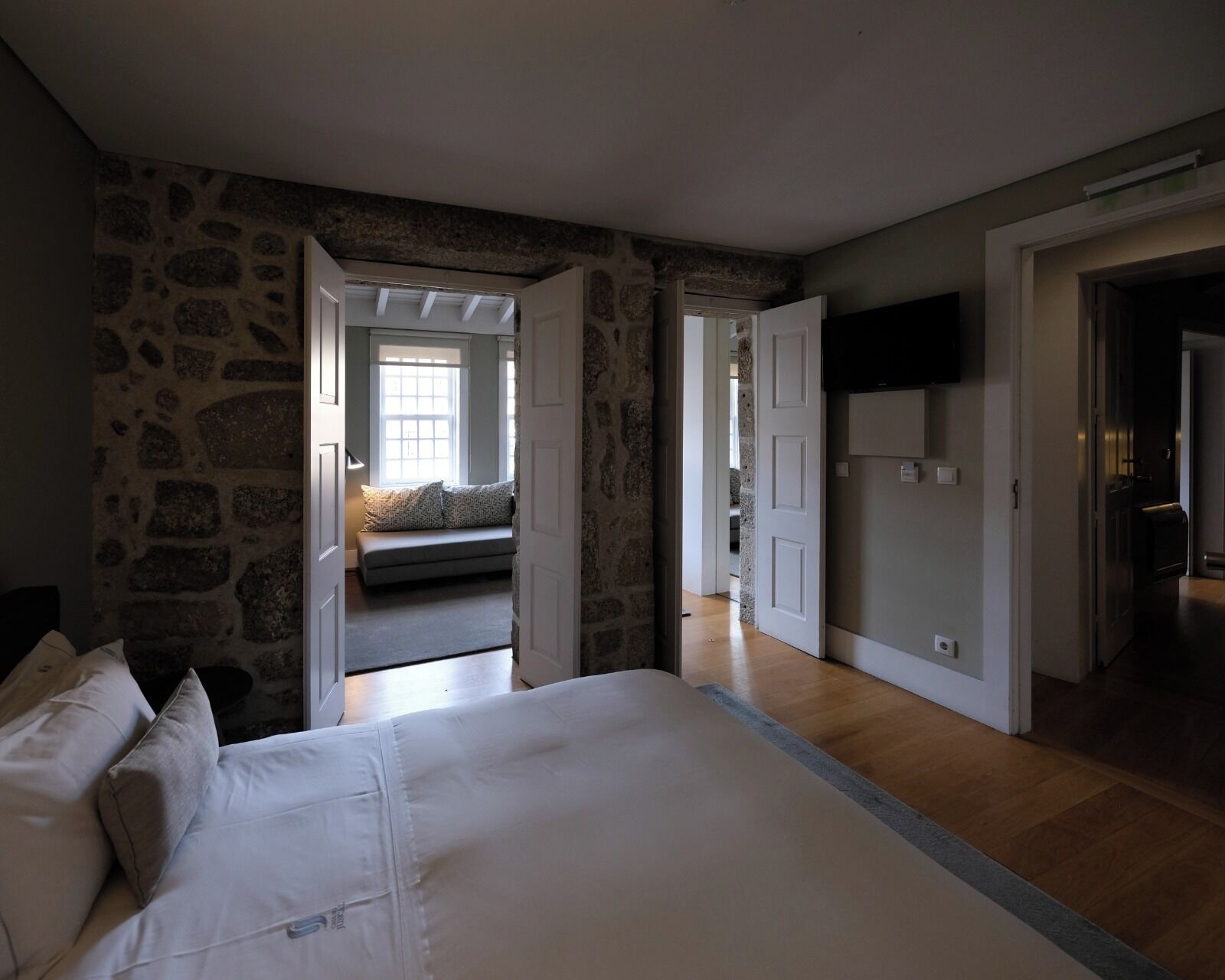 Suite, hageutsikt | Safe på rommet, skrivebord, lydisolert og strykejern/-brett