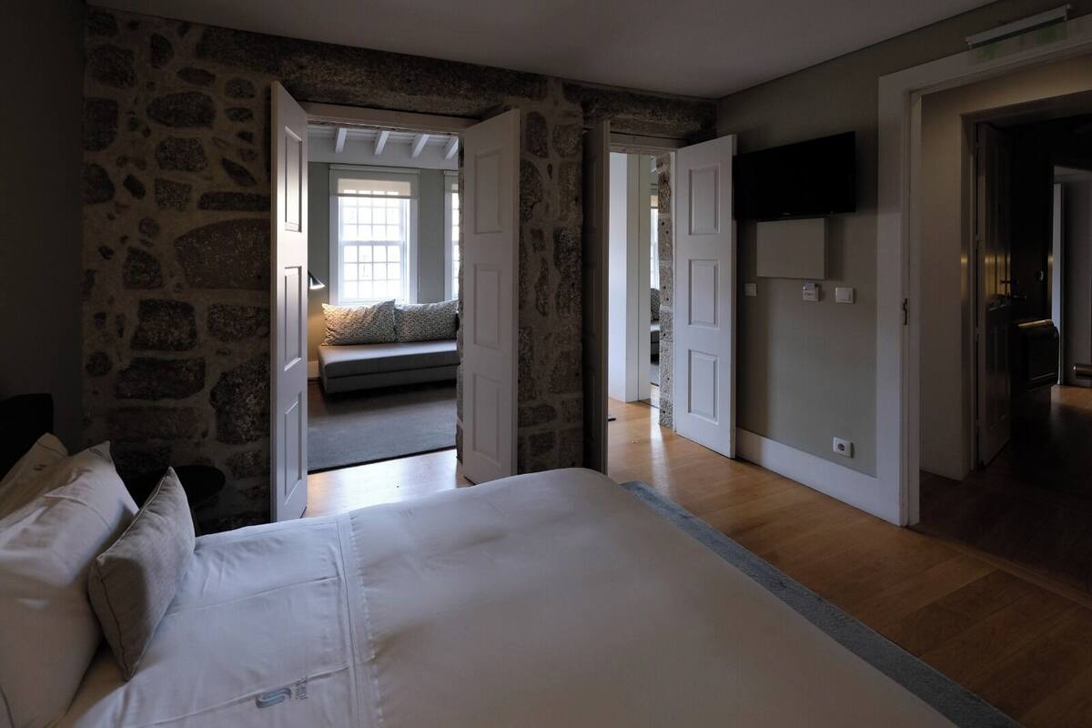 Suite, hageutsikt | Safe på rommet, skrivebord, lydisolert og strykejern/-brett