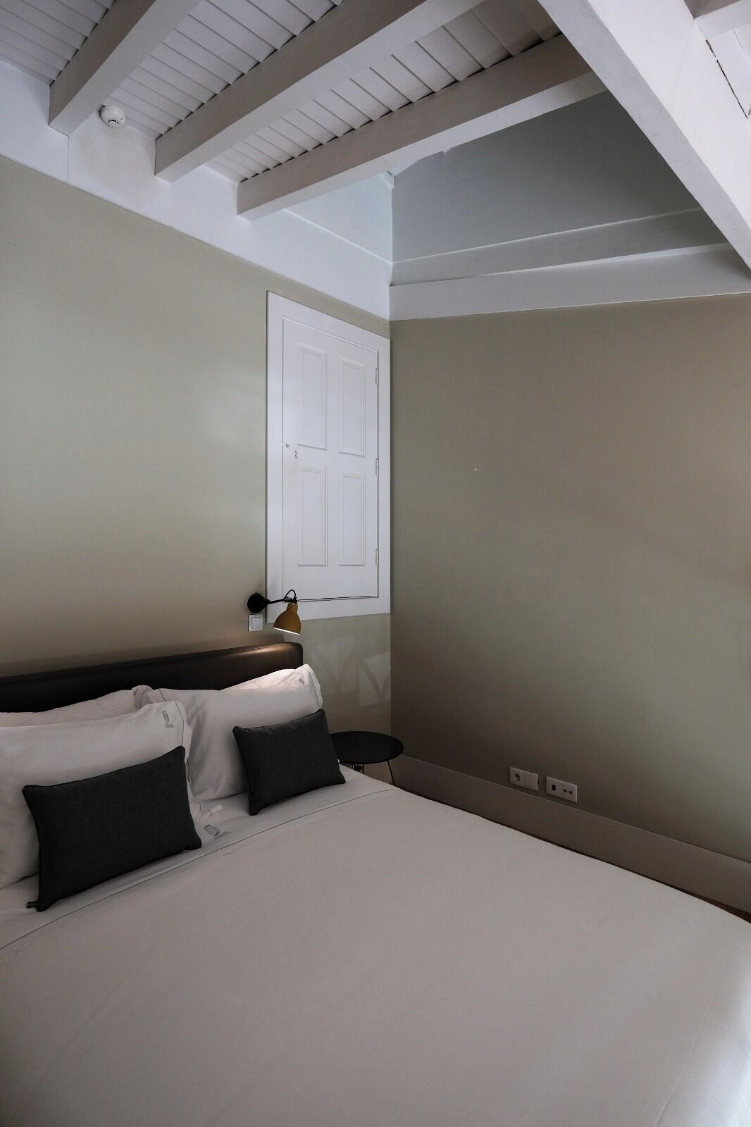 Suite, byutsikt | Safe på rommet, skrivebord, lydisolert og strykejern/-brett