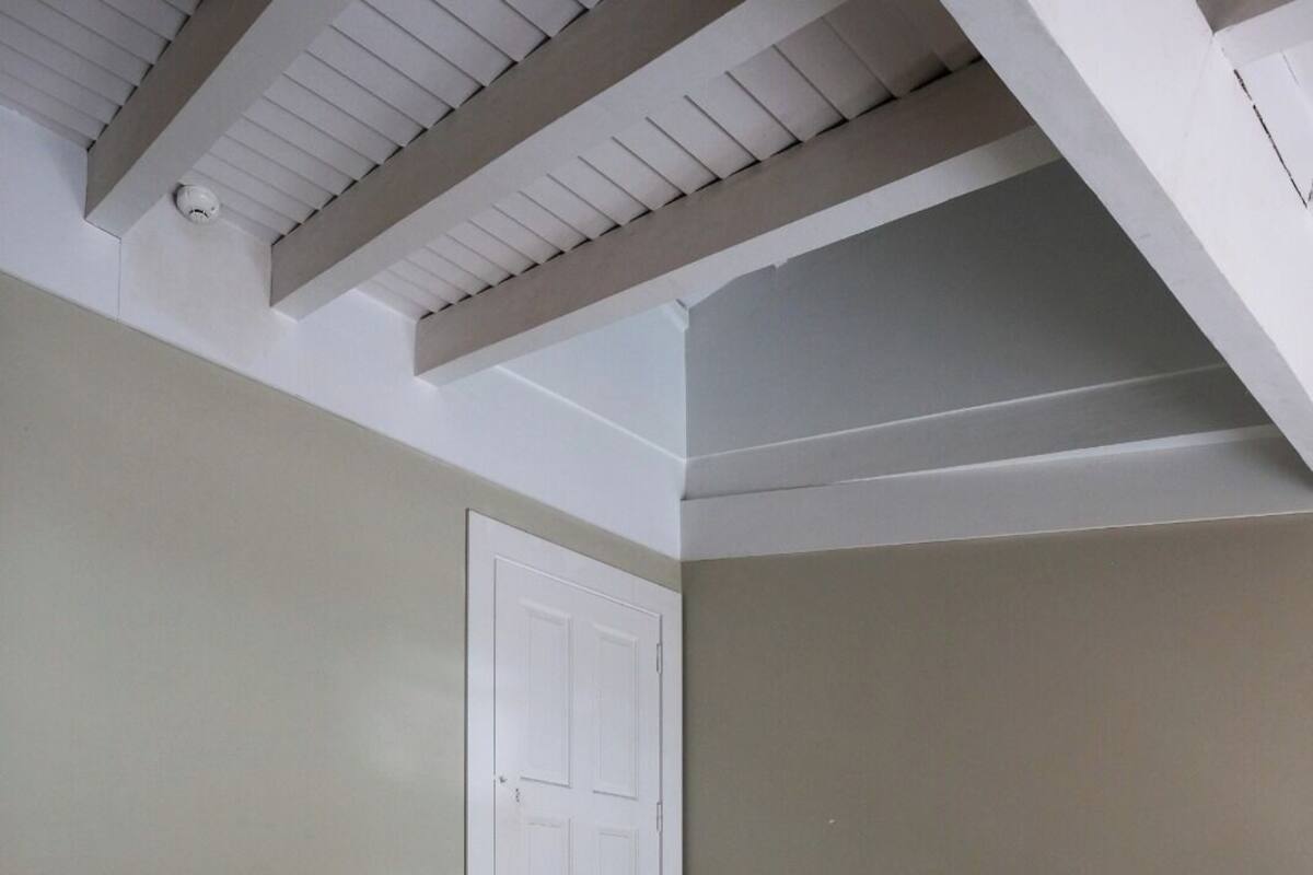 Suite, byutsikt | Safe på rommet, skrivebord, lydisolert og strykejern/-brett