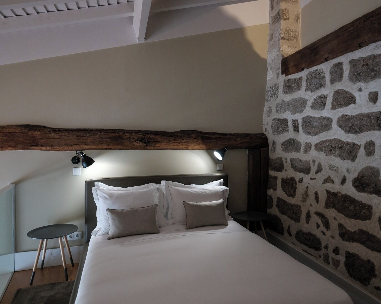 Suite, byutsikt | Safe på rommet, skrivebord, lydisolert og strykejern/-brett