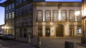 Fachada da propriedade à noite