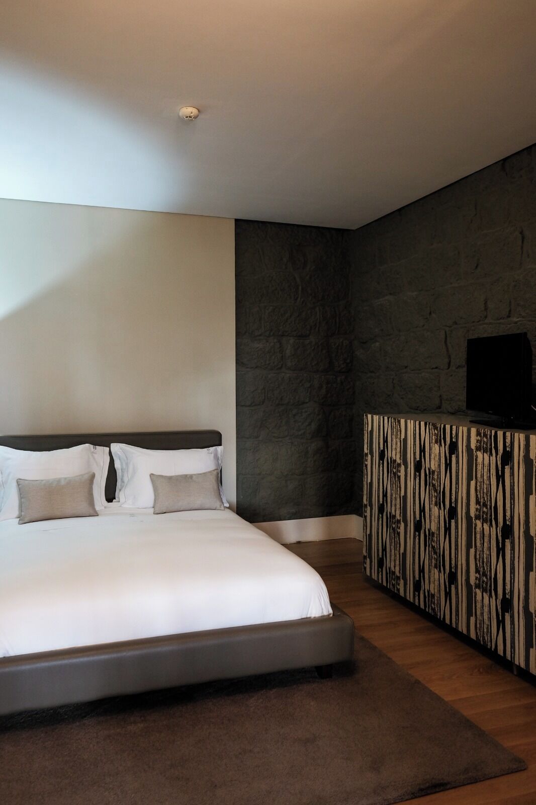 Suite, hageutsikt | Safe på rommet, skrivebord, lydisolert og strykejern/-brett