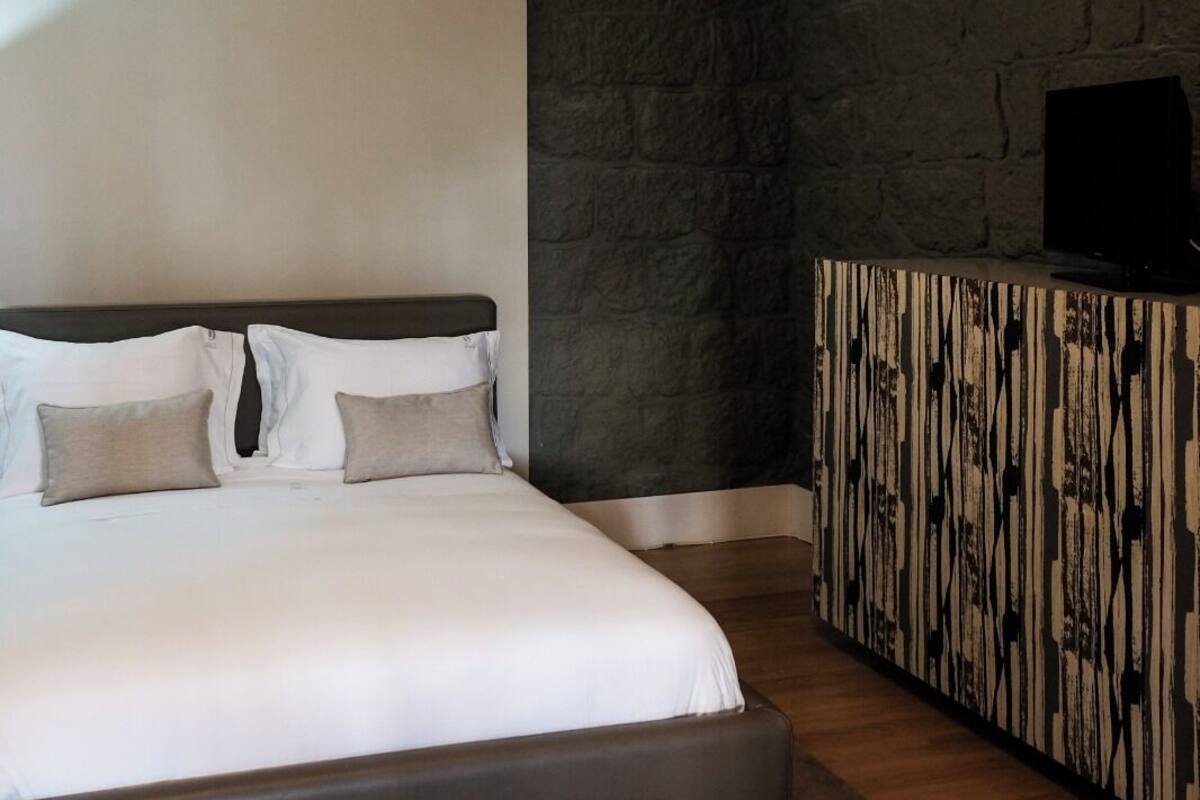 Suite, hageutsikt | Safe på rommet, skrivebord, lydisolert og strykejern/-brett