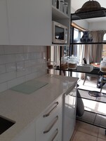 Studio | Yksityinen keittiö | Jääkaappi, mikroaaltouuni, kahvin-/teenkeitin, vedenkeitin