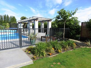 Seasonal outdoor pool, pool loungers - Maples on Harewood (Christchurch)