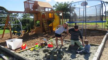 Zona de juegos infantil al aire libre
