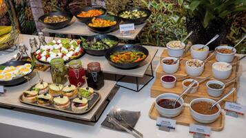 Se ofrece un desayuno a la carta todos los días (por un coste adicional)