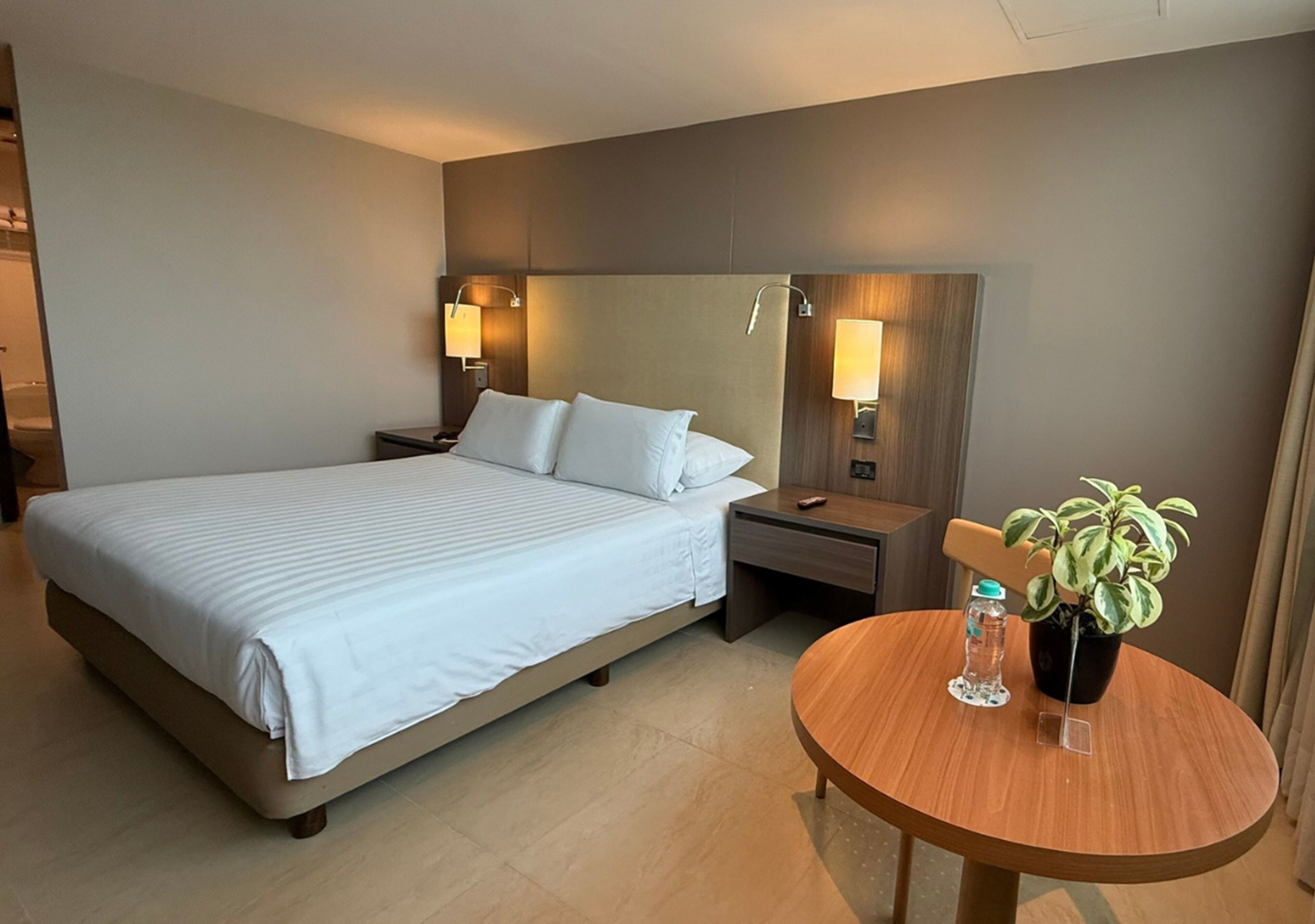 Chambre Standard, 1 très grand lit | Minibar, coffres-forts dans les chambres, bureau, rideaux occultants