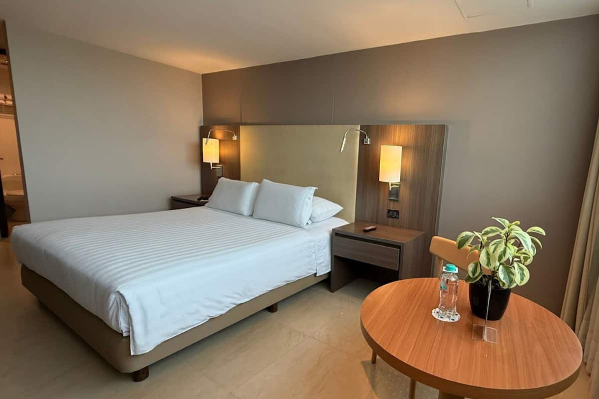 Standard Room, 1 King Bed | Minibar, in-room safe, desk, blackout drapes