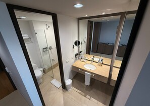 Shower, rainfall showerhead, slippers, towels - Estelar Villavicencio Hotel & Centro de Convenciones (Villavicencio)