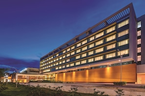 Fassade der Unterkunft – Abend/Nacht