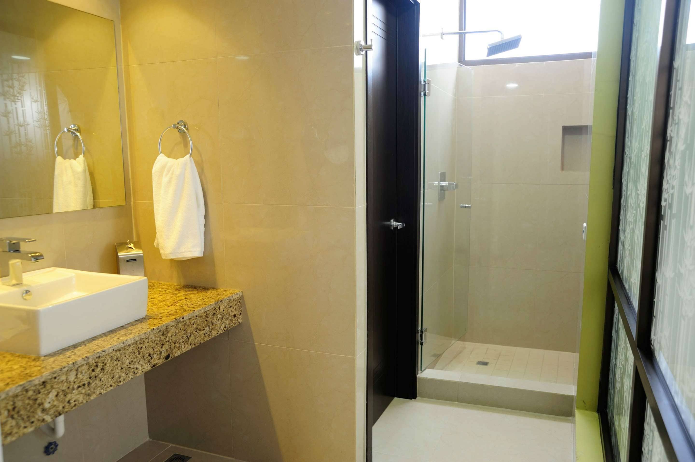 standard room, 2 single beds, non smoking | bathroom | shower, free toiletries, hair dryer, bathrobes